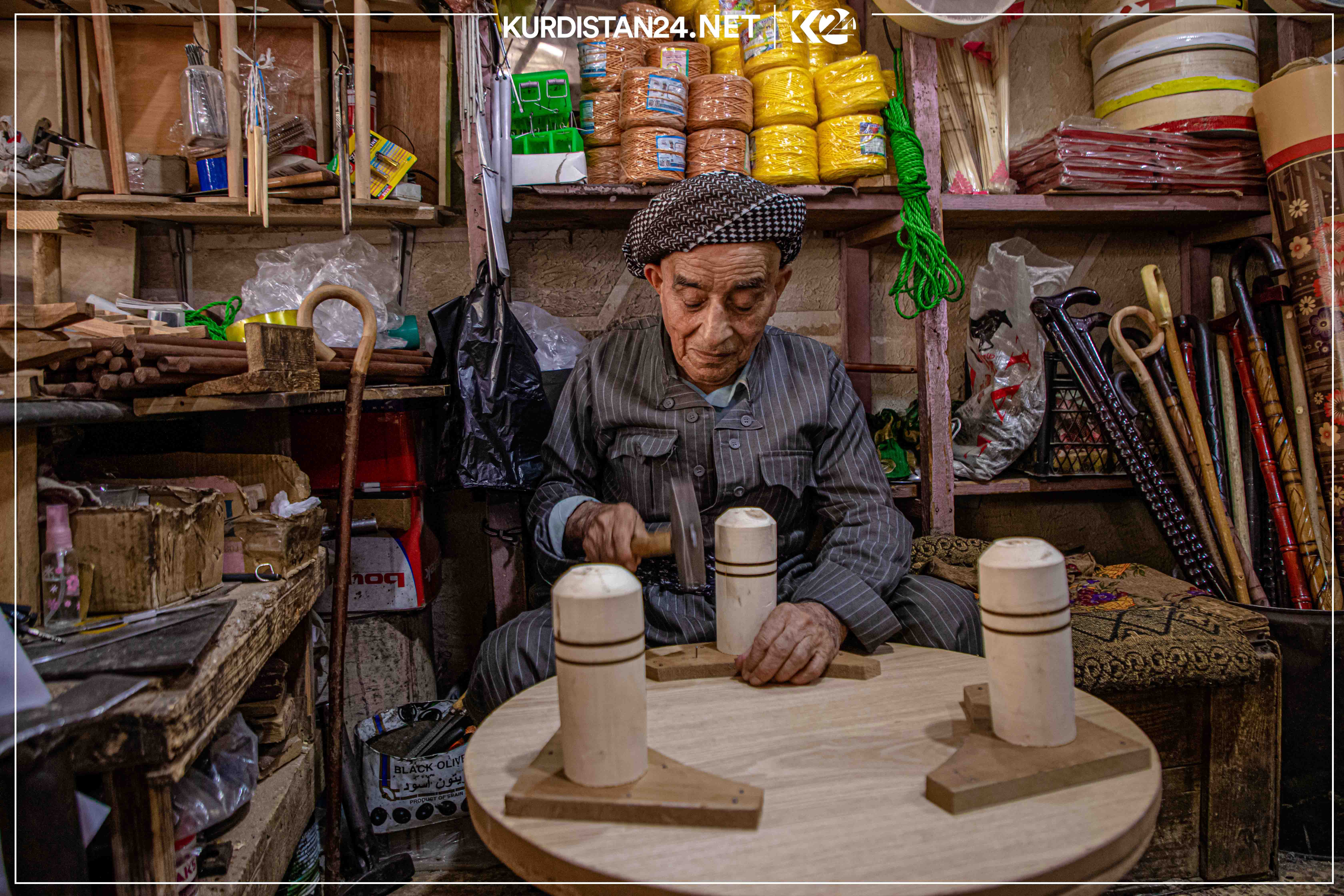  بەوێنە... دارتاشە بەتەمەنە دەمبەخەندەکەی قەیسەریی هەولێر